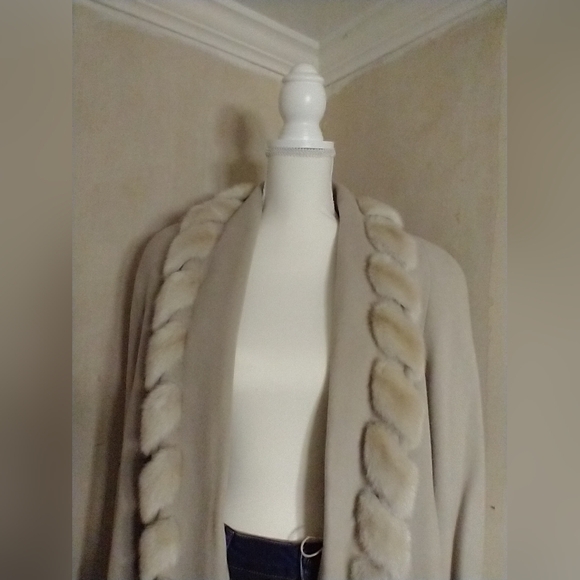 Albert Nipon Studios Elegant Vintage Beige Coat with Faux Fur Trim - Picture 11 of 14